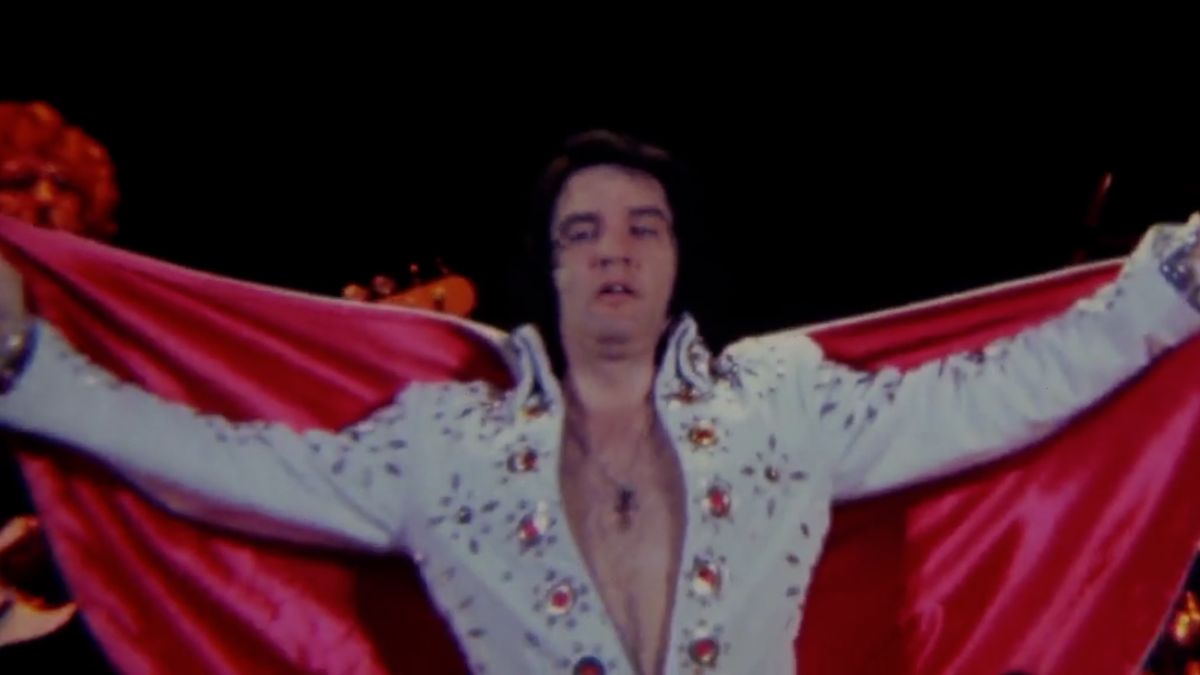 Elvis Presley dál láme rekordy. Jeho kostým se vydražil za milion dolarů